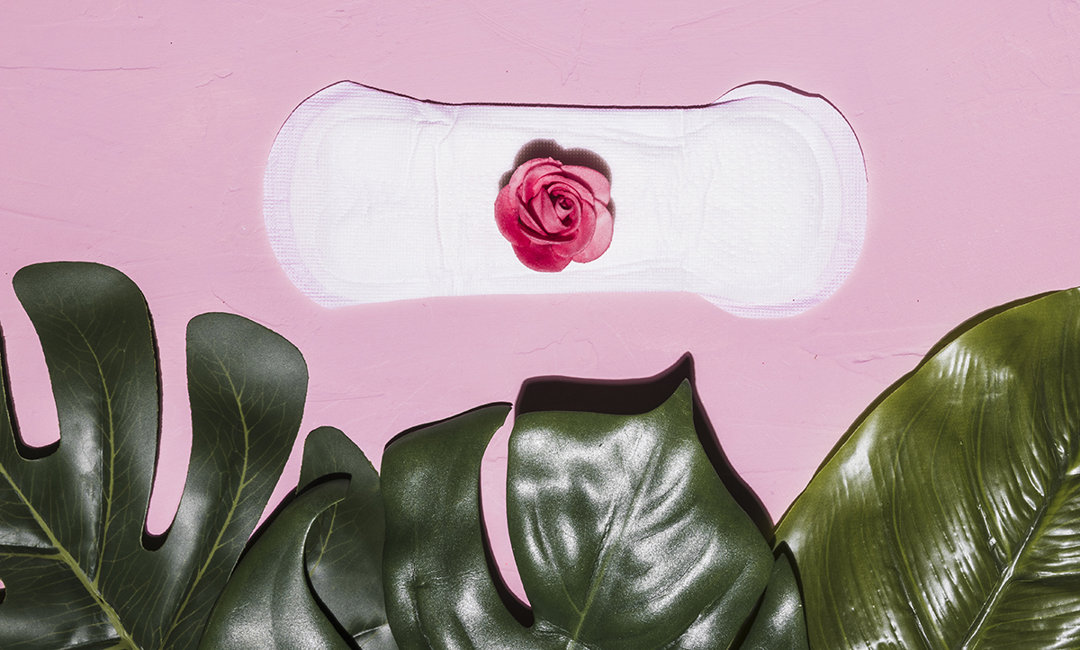 top-view-sanitary-towel-with-flower-leaves-1